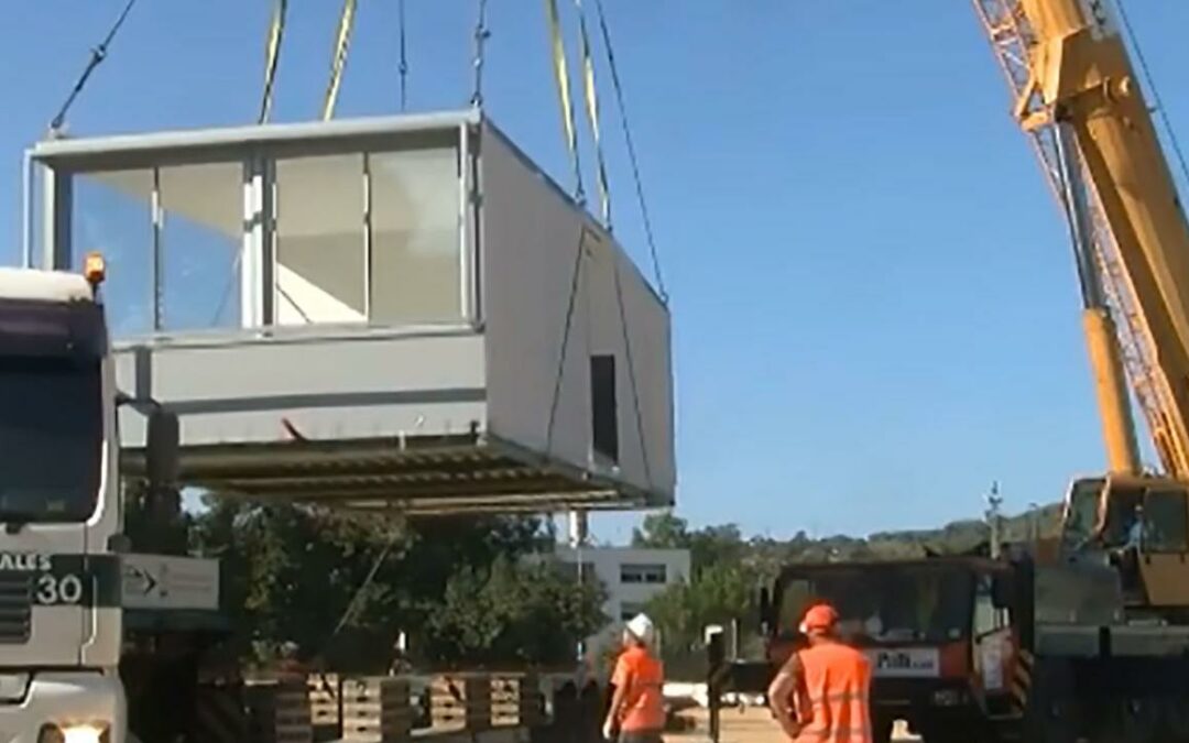 INSTALADOS TODOS LOS MÓDULOS DE LA NUEVA ESCUELA VALL D’ARO