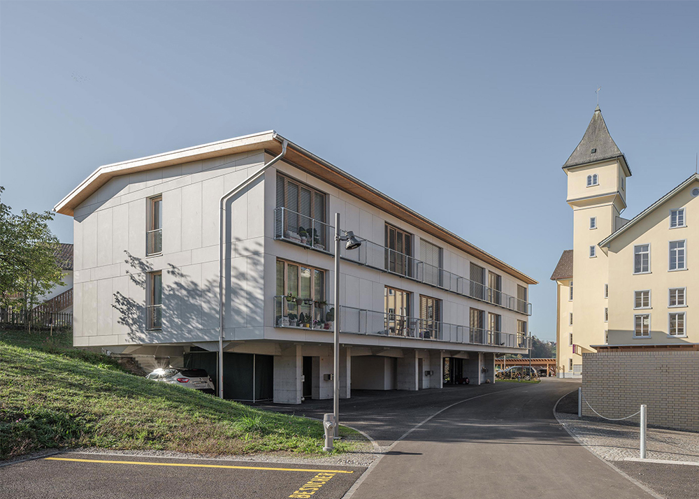 Edifici d'habitatges fet amb construccio industrialitzada a Suissa per Constructora d'Aro